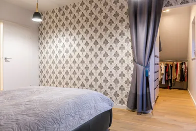 Professional handyman and DIY tools side by side comparison