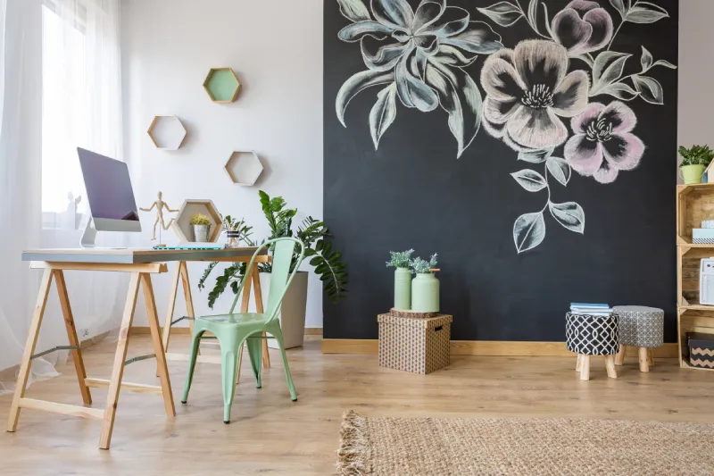 Spacious room with painted wall decoration